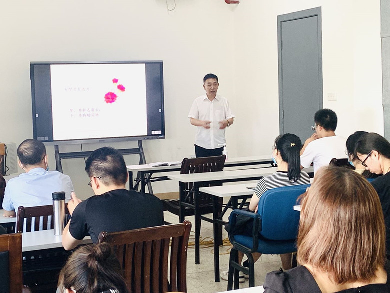 岗前培训黄主任_副本.jpg 岗前培训黄主任_副本.jpg